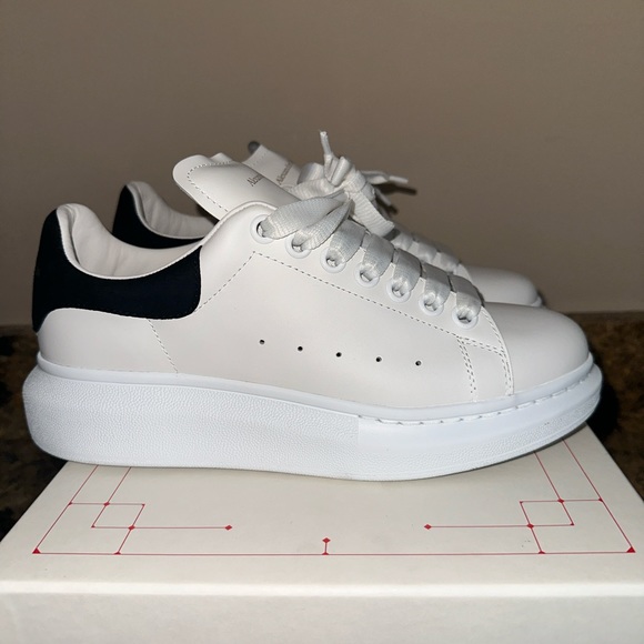 Alexander McQUEEN Women's Oversized Suede Heel Detail Sneakers - Picture 5 of 11